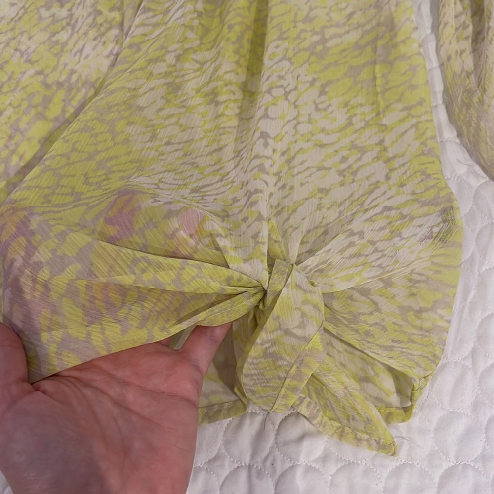 Express women size XS sheer 3/4 sleeve top with knot detail on the front side